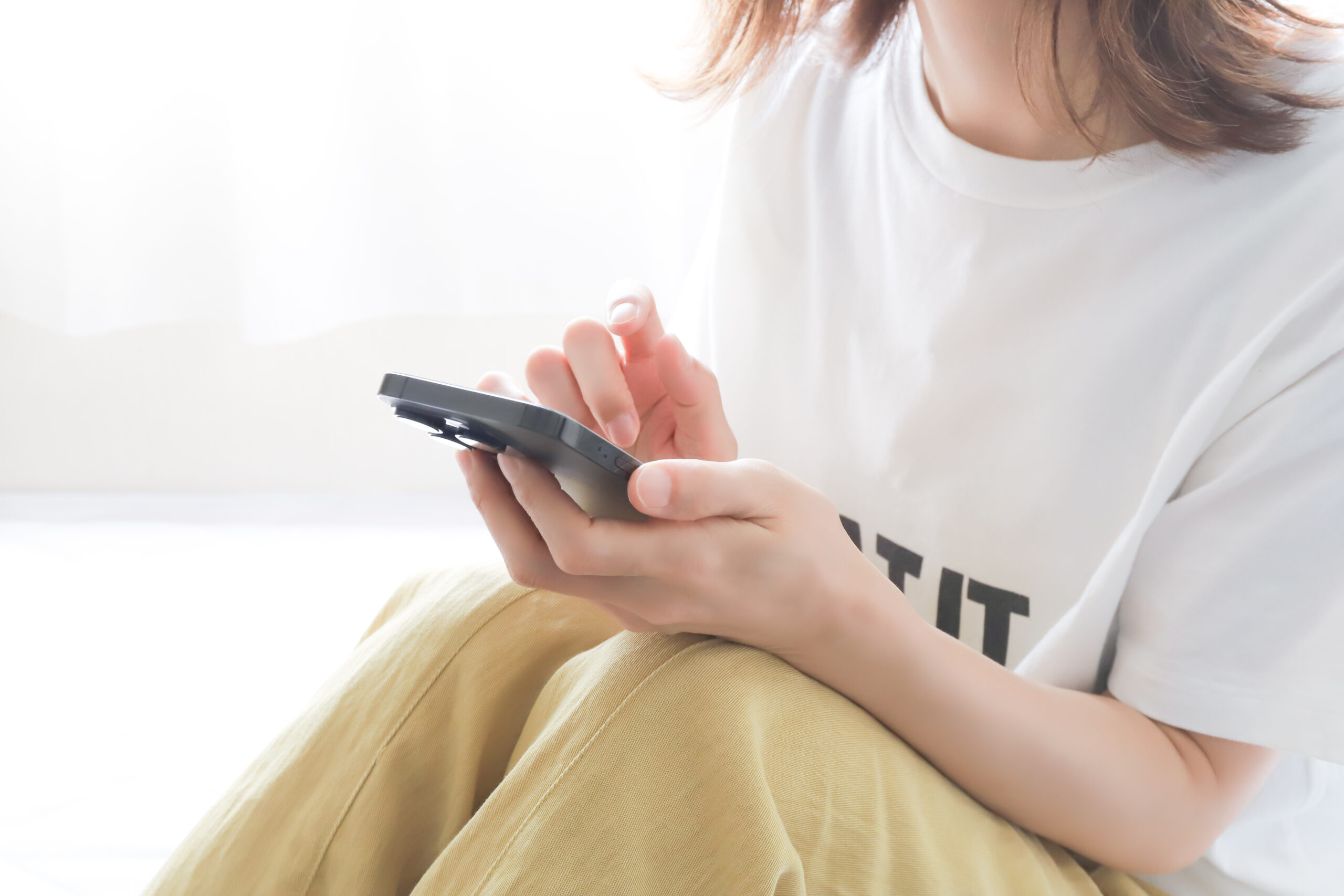 スマホを使って調べる様子