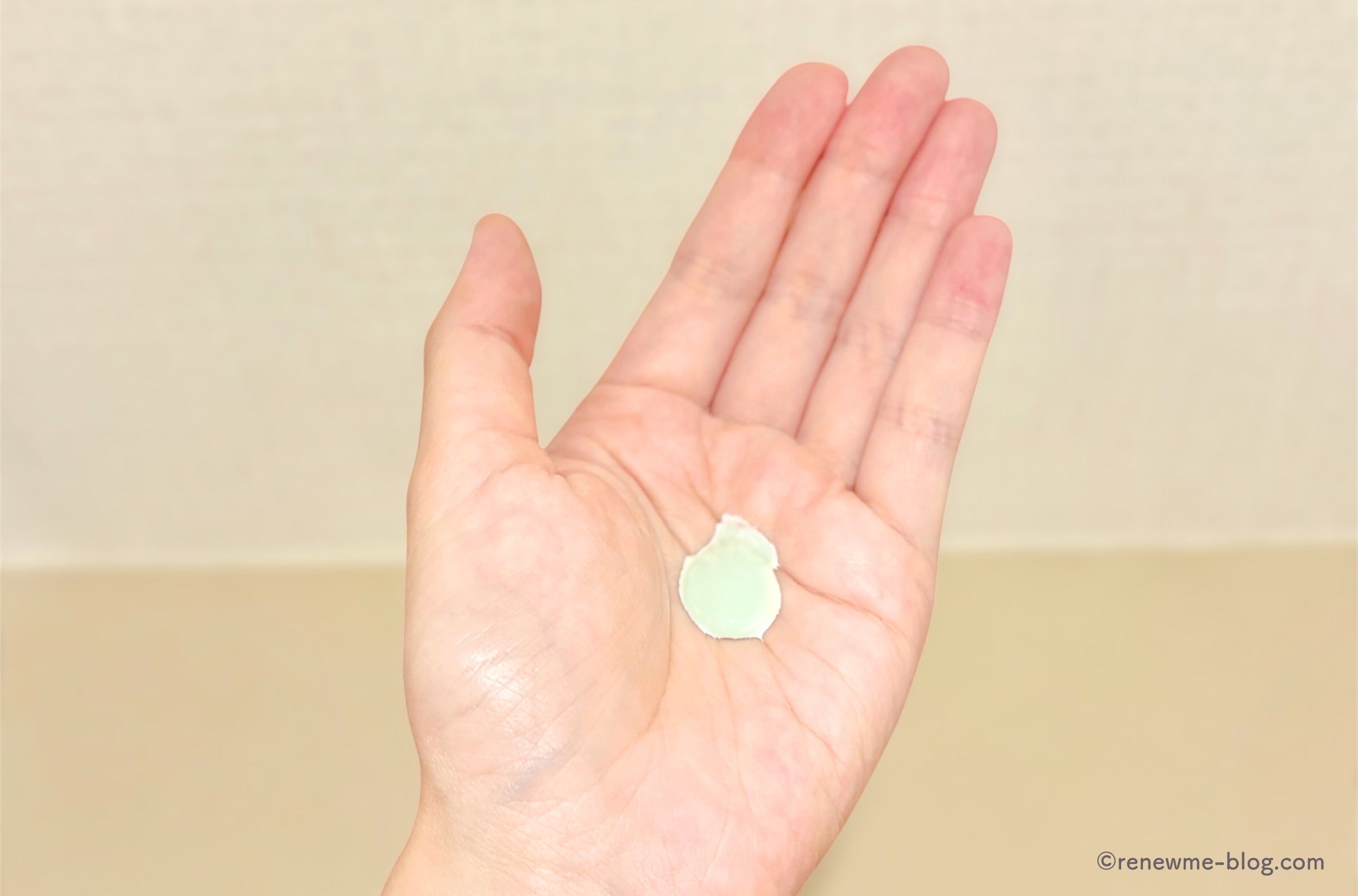 スキンアクア トーンアップUVエッセンス(ミントグリーン)を手に出した様子