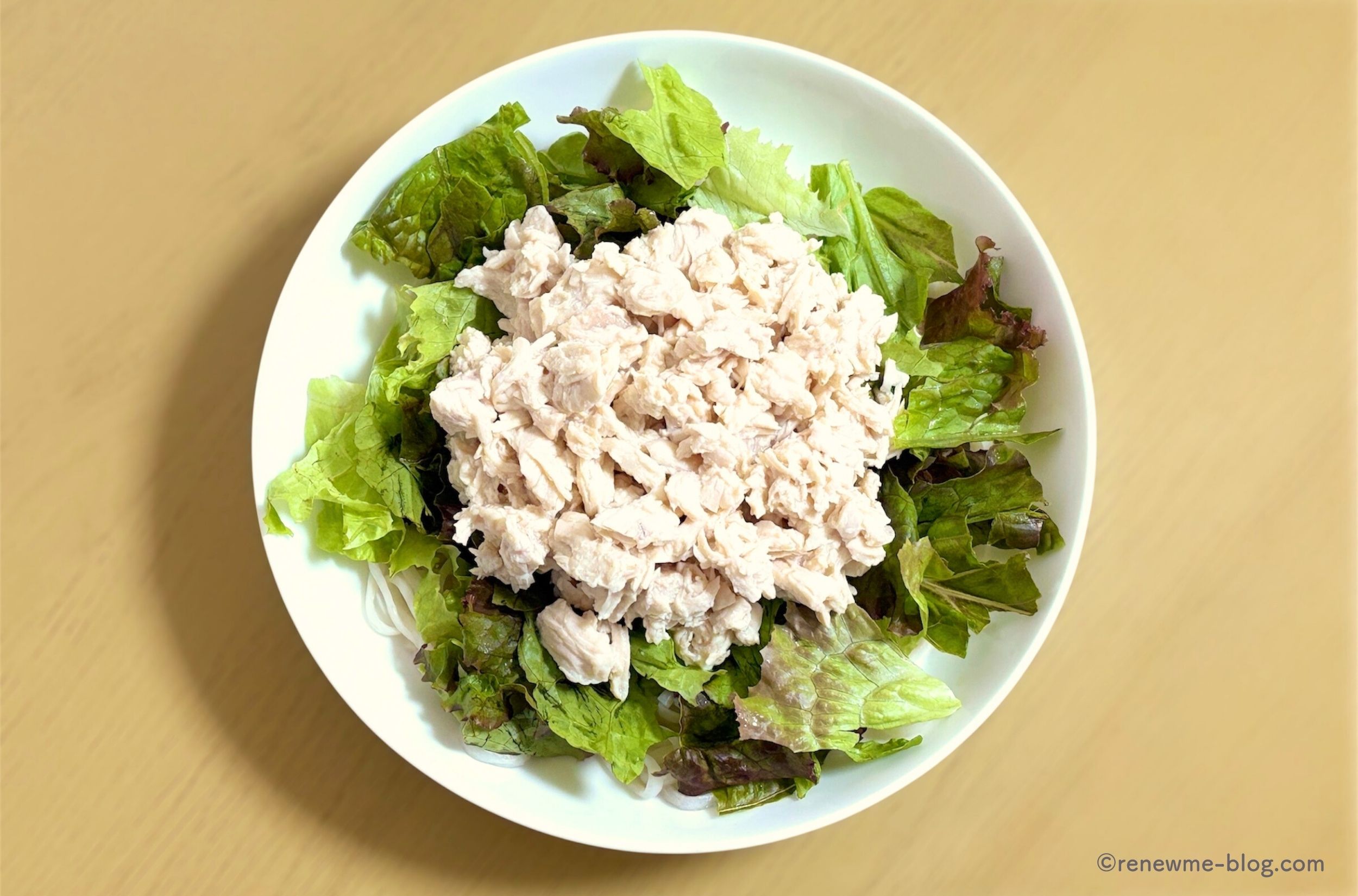 ほぐしサラダチキンを盛った様子