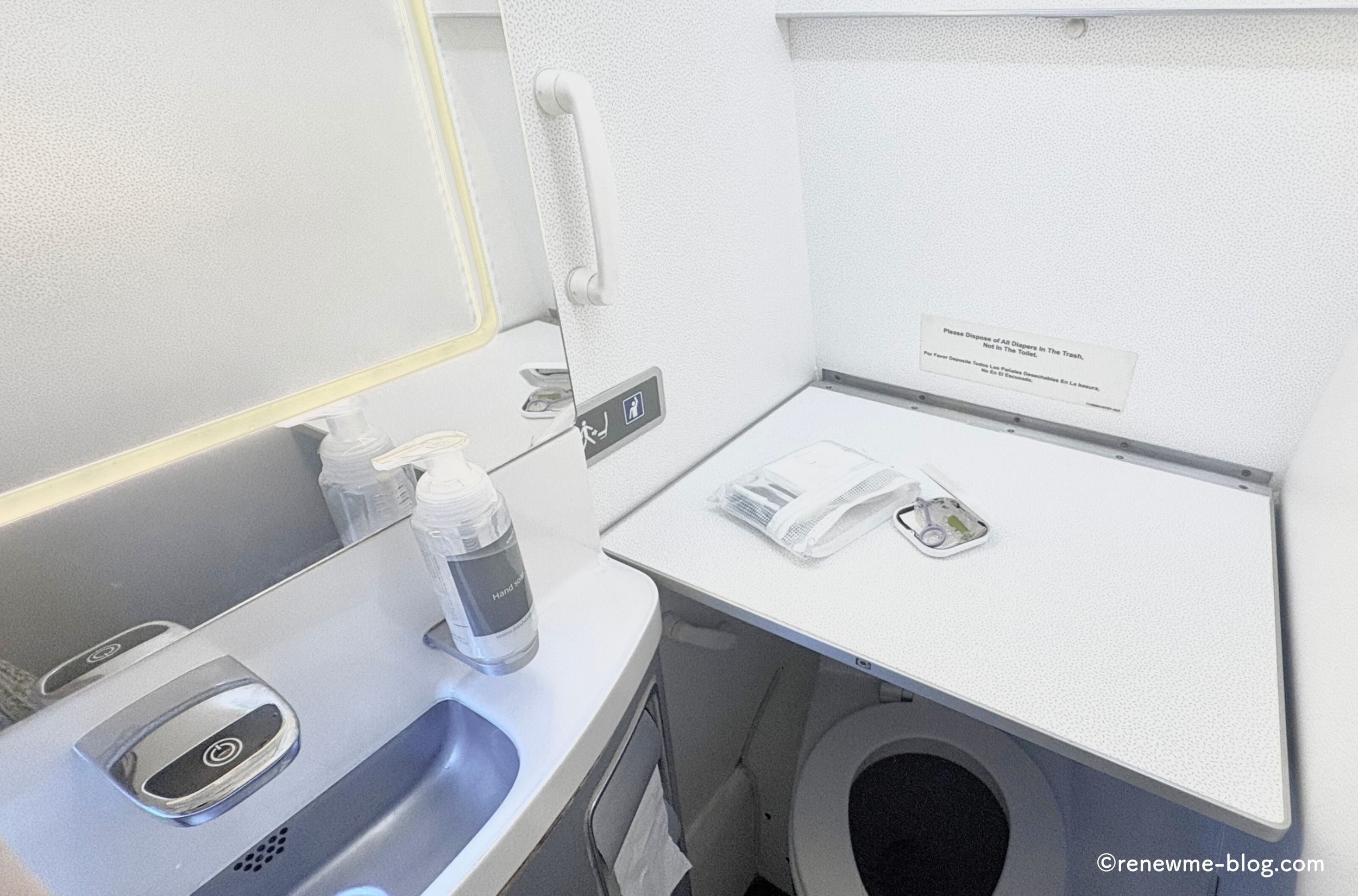 機内のお手洗いの台