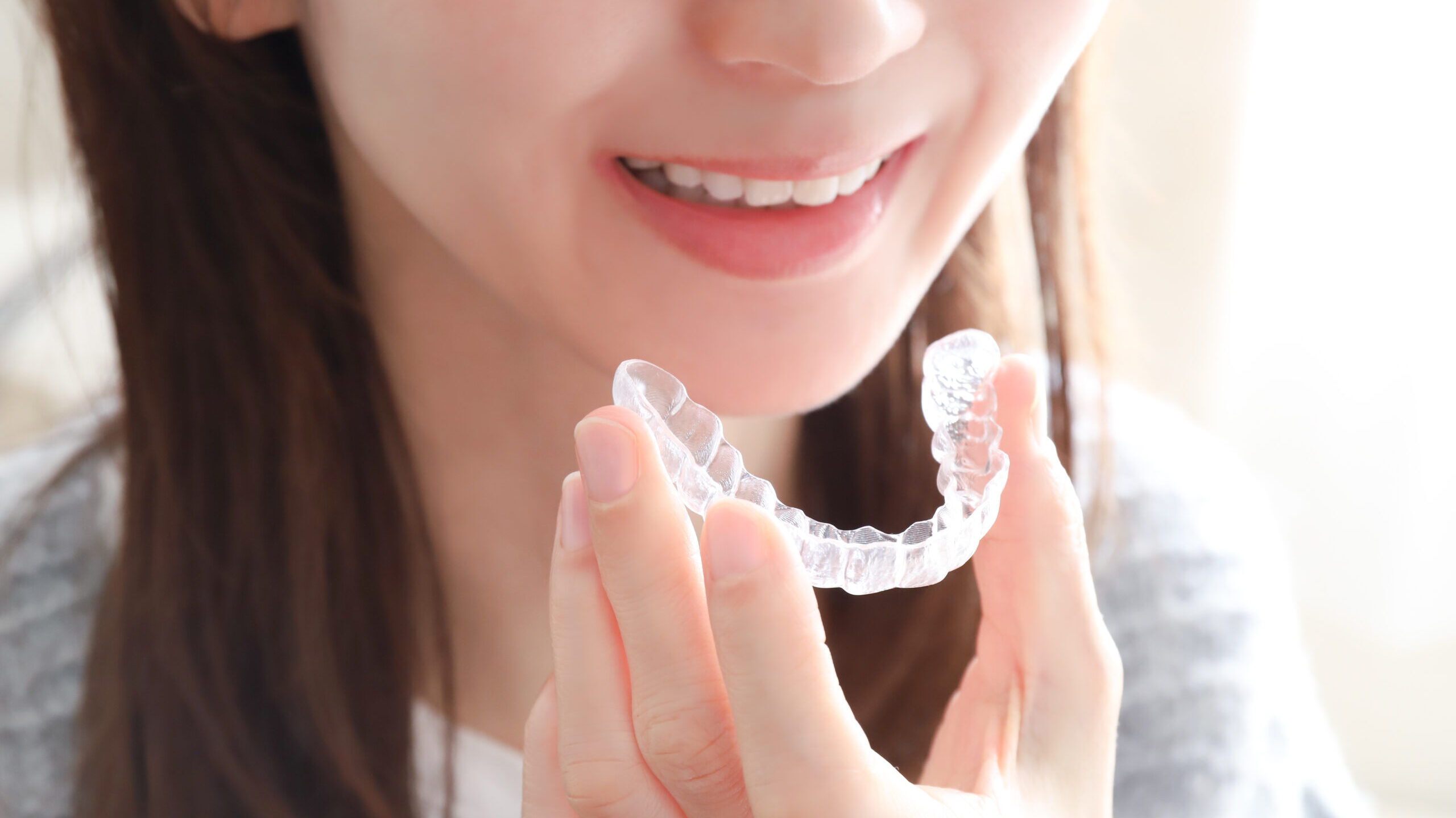 マウスピースを持つ女性