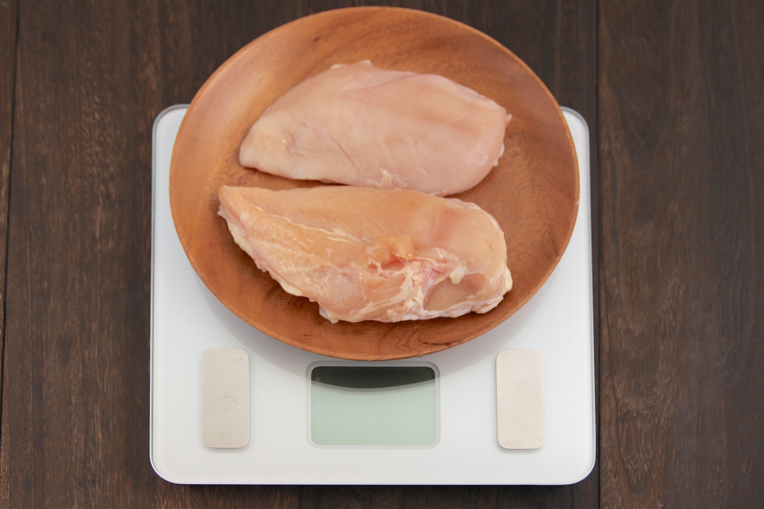 体重計と鶏むね肉