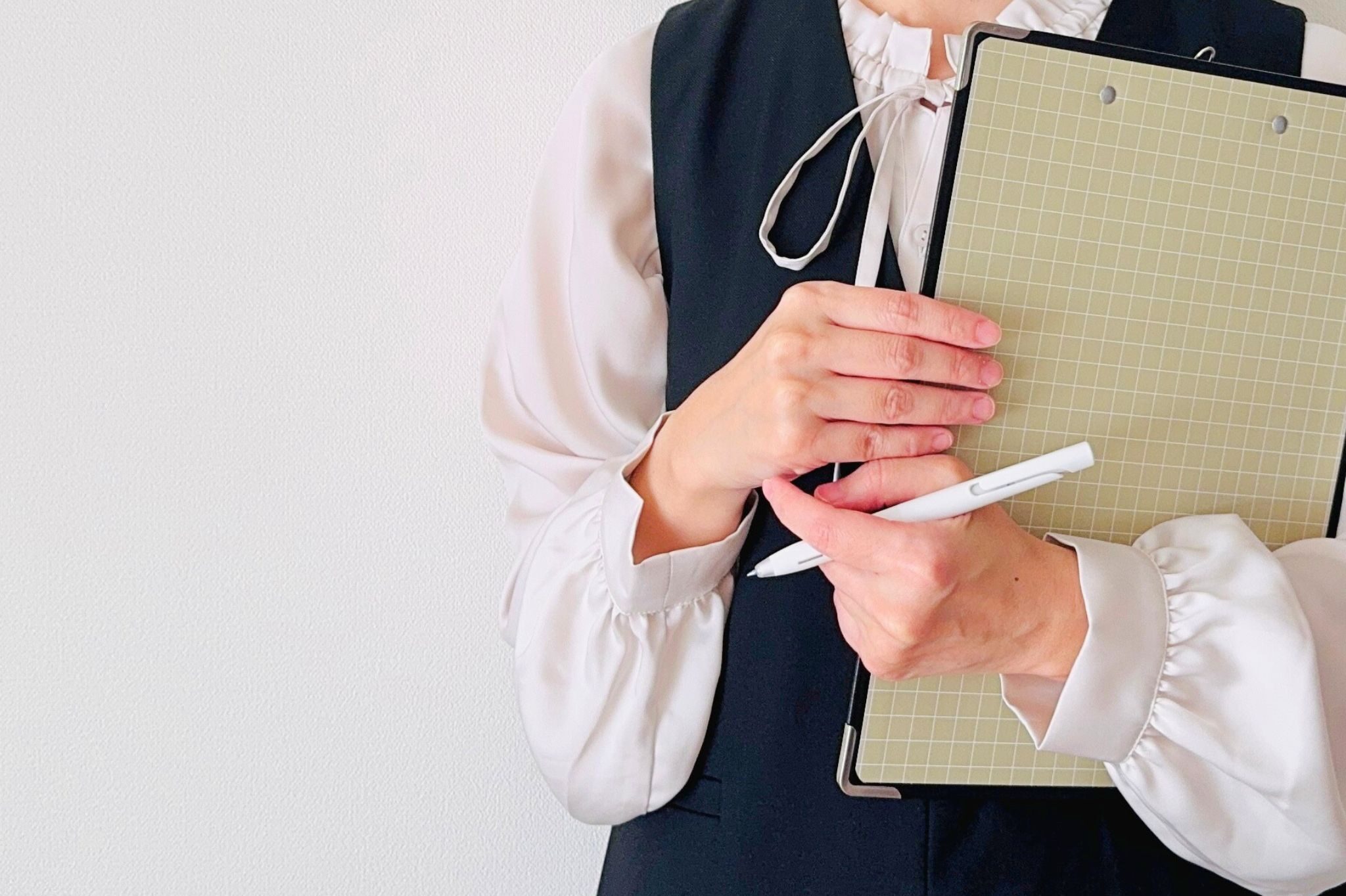 バインダーを持つ女性