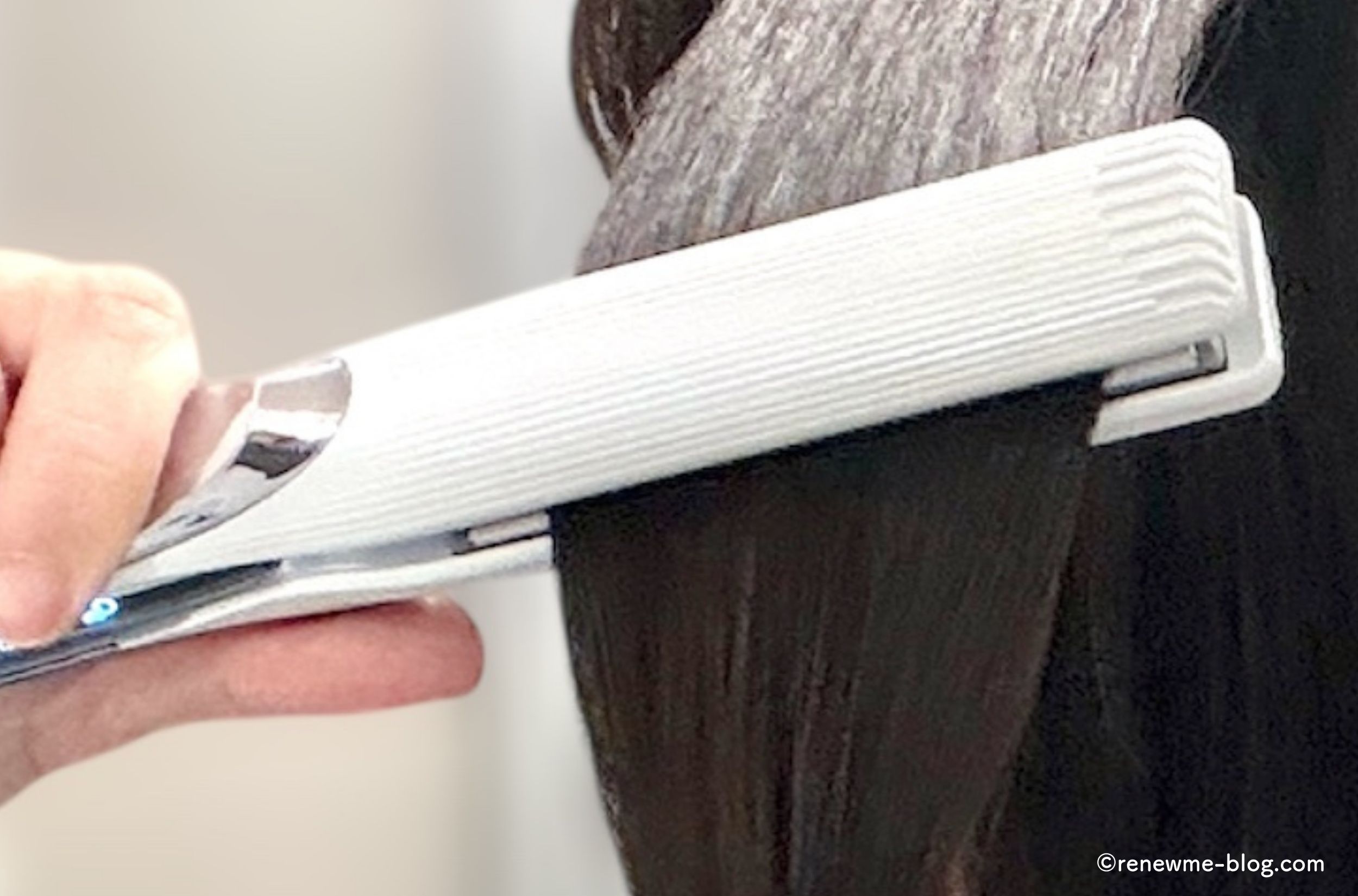 ストレートアイロンプロをかける様子