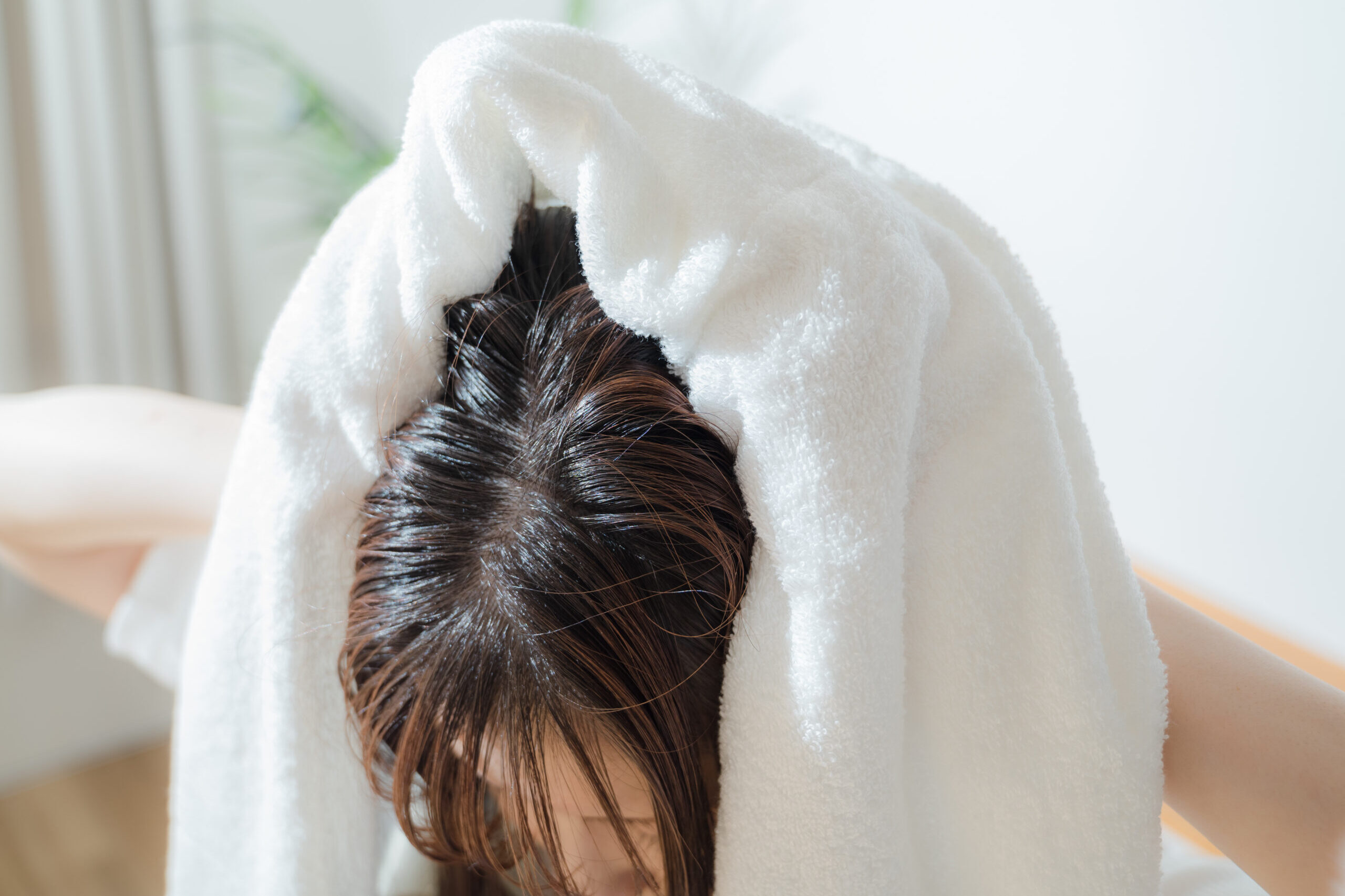 タオルドライする女性