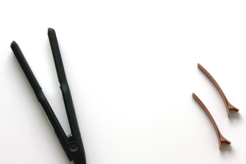 ストレートアイロンとクリップ